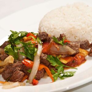 lomo-saltado-peruano-plato